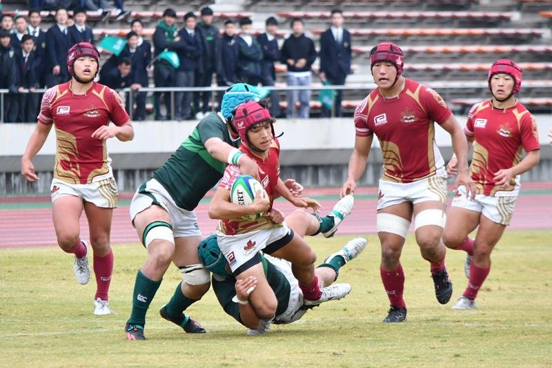 千葉県大会決勝で攻め込む流通経大柏フィフティーン＝１１月１３日、柏の葉
