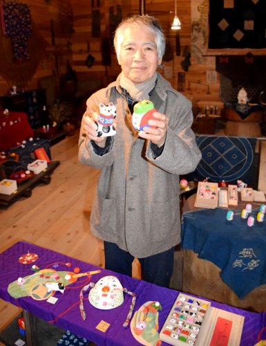 芝原人形の辰と招き猫を持つ千葉惣次さん＝長南町