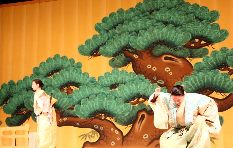 「盆山（ぼんさん）」を熱演する和泉元彌さん（右）と慶子さん（南房総市提供）
