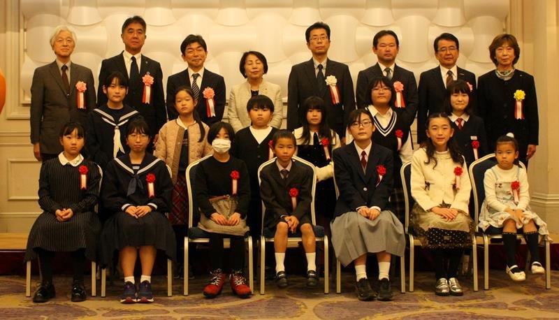 最優秀田端さん２年連続　古城さんは「義足の父」で　全国中学生人権作文コンテスト