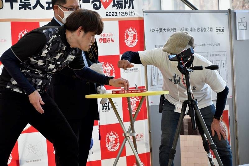 熱戦を繰り広げる参加者（ＮＰＯ法人全日本製造業コマ大戦協会提供）
