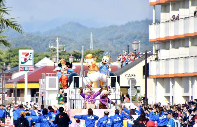 沿道を埋め尽くす大勢の観客に手を振るミッキーやドナルドダックら＝１１月１２日、館山市