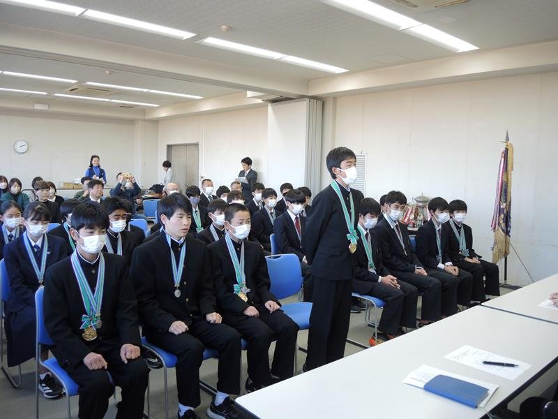 関東中学駅伝で初優勝した我孫子市立久寺家中と、準優勝した我孫子中の駅伝部員がそろって大会結果を報告＝同市
