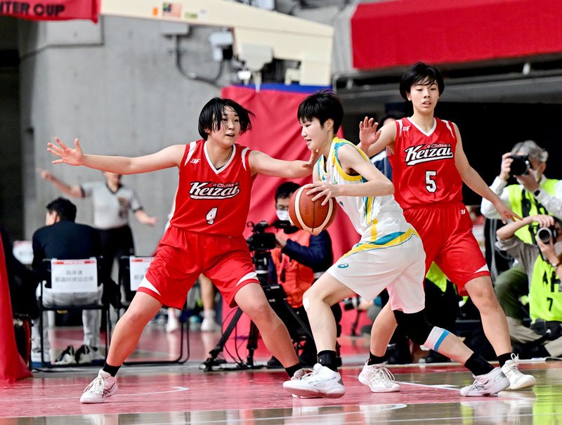札幌山の手－千葉経大付　第３クオーター、守備をする千葉経大付の角（左）と坂口（右）＝東京体育館