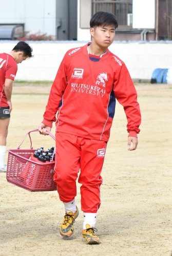 練習中、給水ボトルを運ぶ流通経大柏の須田＝奈良市内
