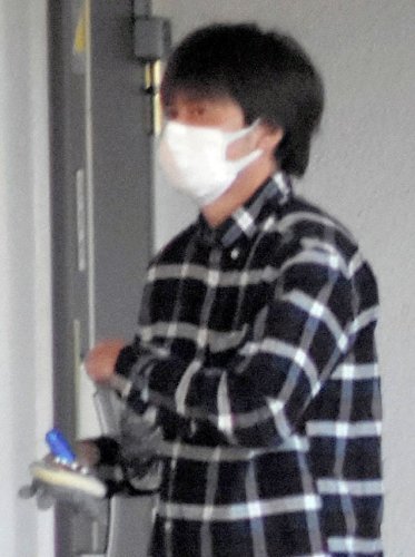 詐欺容疑で逮捕された秋元容疑者＝１１月９日、千葉市美浜区