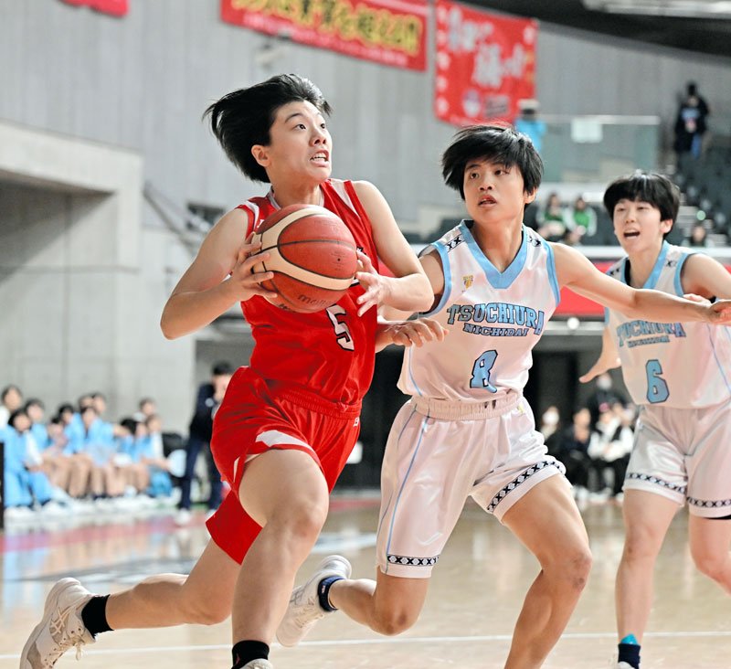 土浦日大―千葉経大付　第１クオーター、突破を狙う千葉経大付の坂口（左）＝東京体育館
