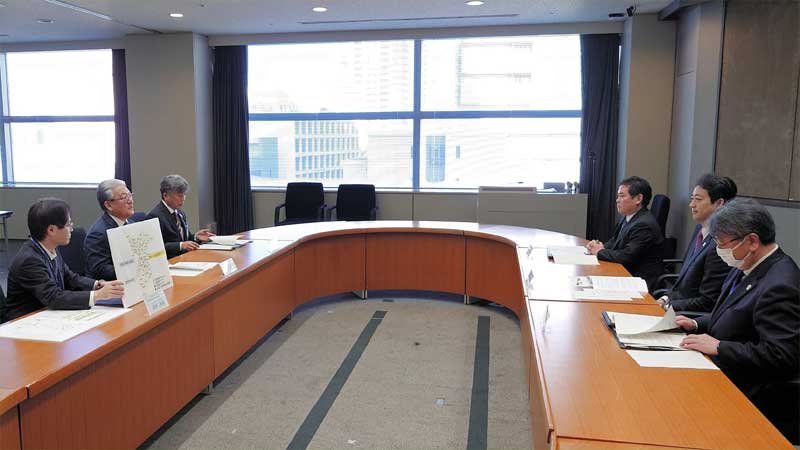 要望書を千葉県に提出した理由を熊谷知事（右から２人目）に説明する小出市長（左から２人目）＝１０日、県庁