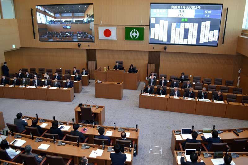 京葉線快速縮小問題を巡り、決議案と意見書案の採決を行った千葉市臨時議会＝２６日、市議会本会議場