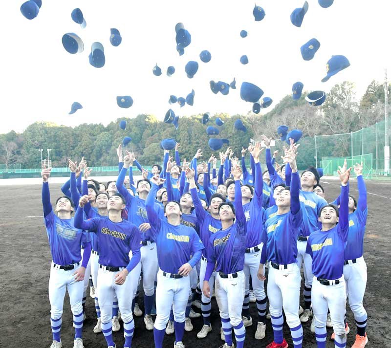 ６年ぶりのセンバツ出場に喜ぶ中央学院ナイン＝２６日、我孫子市