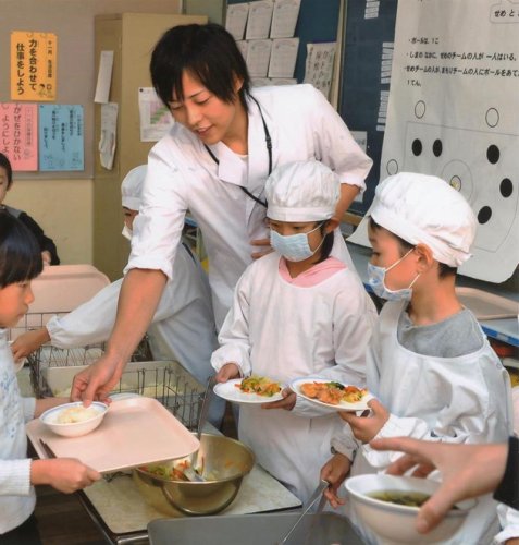 配膳の仕方を指導する松丸さん（本人提供）
