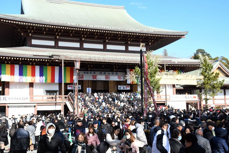 大勢の初詣客が大本堂に向かって列をなした成田山新勝寺の境内＝１日午後０時ごろ、成田市
