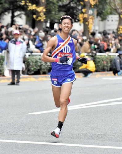 １７位でゴールに向かう順大のアンカー・斎藤舜太＝東京・大手町