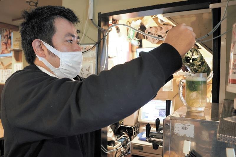 １カ月に２５００杯ほどの注文がある小松菜ハイボール＝船橋市
