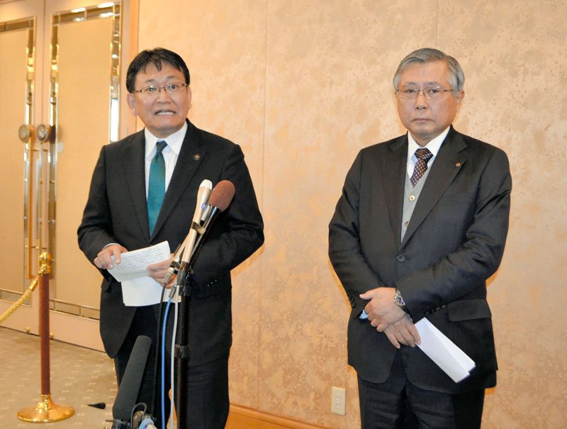京葉線の快速縮小問題を巡り、報道陣の取材に応じた神谷市長（左）と佐久間会頭＝４日、千葉市中央区内のホテル
