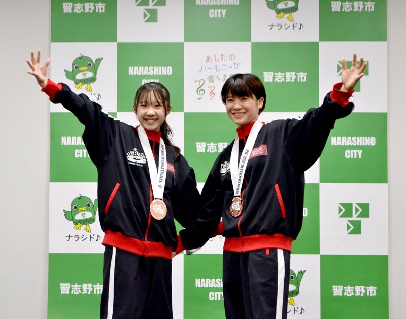 ヒップホップダンスの世界大会で銅メダルを獲得した西村さん（左）と矢口さん＝習志野市役所