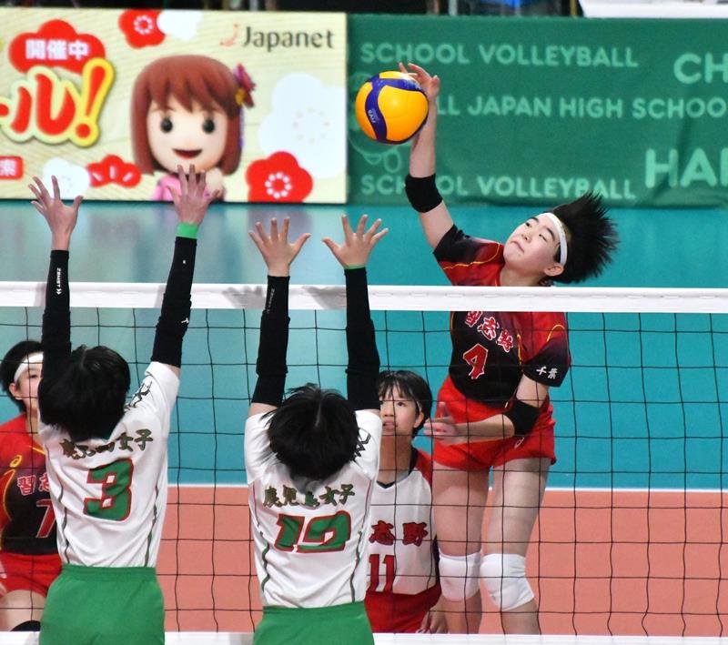 習志野－鹿児島女　第３セット、スパイクを放つ習志野の結束＝東京体育館
