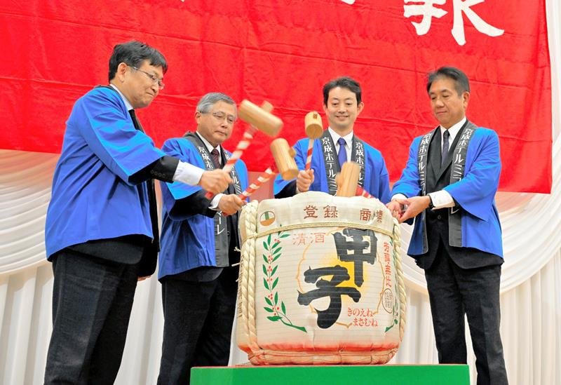 千葉県の発展を祈念して鏡開きをする（左から）神谷俊一千葉市長、佐久間県商工会議所連合会会長、熊谷知事、中元千葉日報社社長＝５日、千葉市中央区
