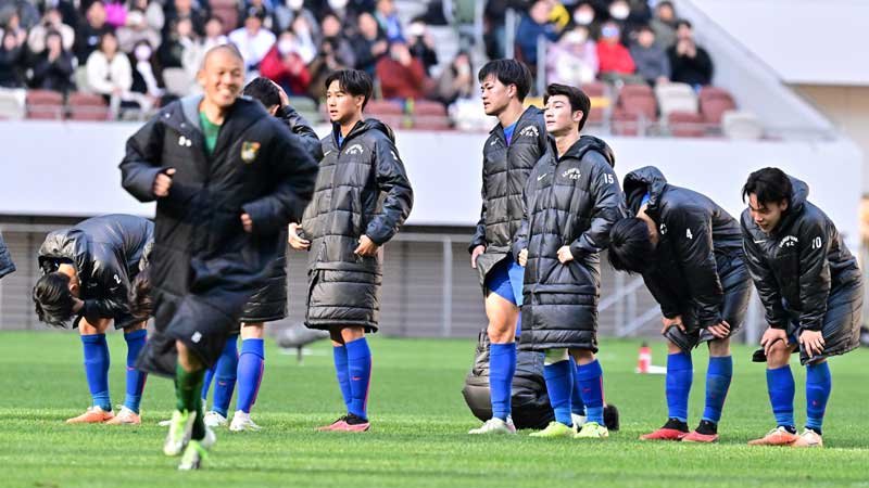 市船橋―青森山田　敗戦し肩を落とす市船橋イレブン＝６日、東京・国立競技場