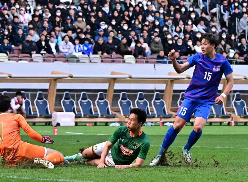 後半、同点ゴールを決め駆け出す市船橋の久保原（１５）
