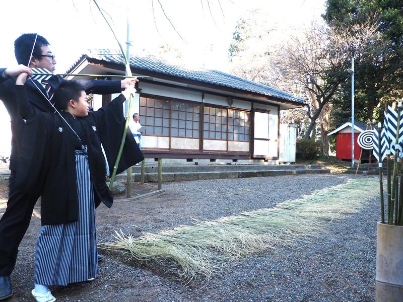 父親の介添えで矢を射る朝倉義博君＝７日、君津市
