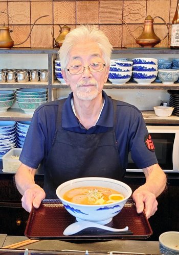 自慢の「梅塩バターらー麺」を提供する店主の秋葉さん＝市原市光風台
