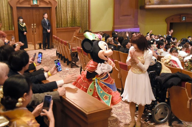 ディズニーシーで「二十歳の集い」　ミッキーやミニーら客席に！交流４年ぶり復活　浦安市成人式、出席率過去最高