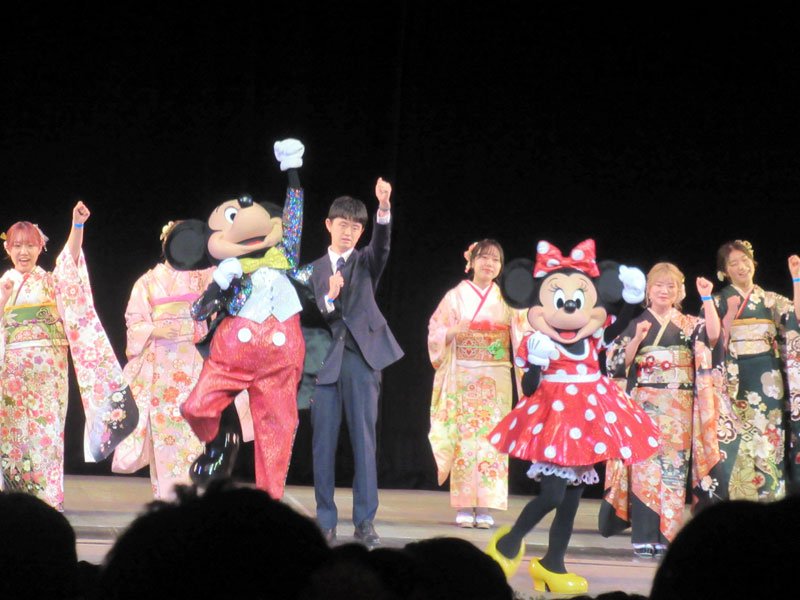 「新２０歳」を祝う式典で、会場を盛り上げるミッキー、ミニーと実行委員たち＝８日、浦安市の東京ディズニーシー
