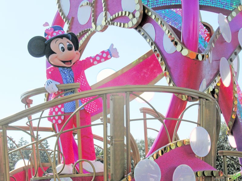主役はミニー！　ディズニーランドがピンクや水玉に　パレード中、観客と触れ合いも　イベント「ミニーのファンダーランド」１０日開幕