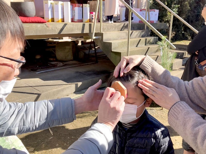 薬師如来坐像　間近に　銚子・常灯寺でご開帳　年１度、境内にぎわう　参拝客、無病息災願い