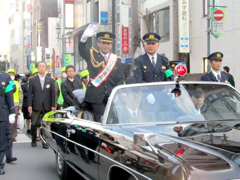 一日警察署長としてパトロールに臨んだ魔裟斗さん（車上左）＝柏市（柏署提供）