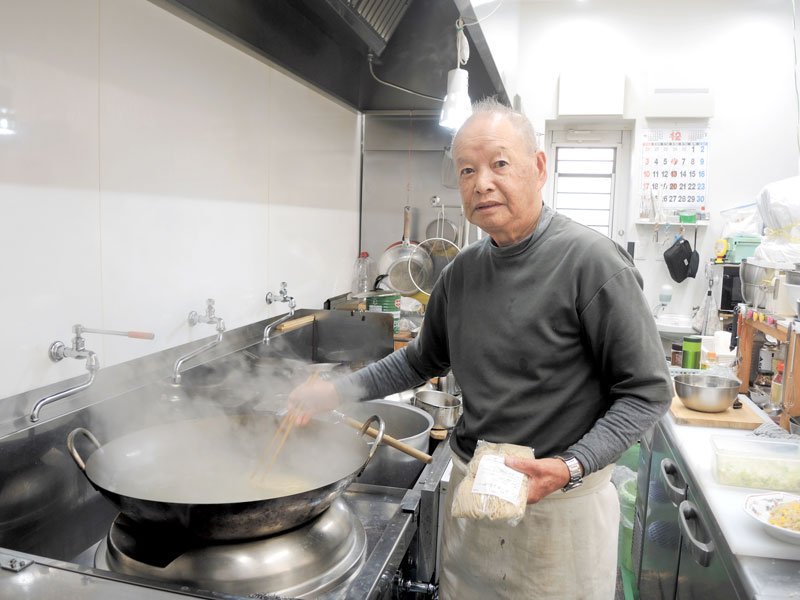 もろみと全粒粉を使った麺の組み合わせが絶妙の「キッコーマンもろみらーめん」を調理する遠藤さん＝野田市