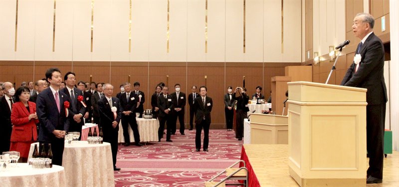 合同賀詞交歓会であいさつする県経営者協会の三枝会長（右）＝９日、千葉市中央区