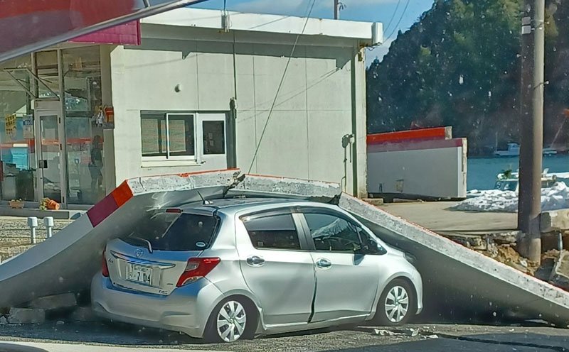 倒壊したガソリンスタンドの塀が直撃した乗用車＝５日午前１０時５８分、石川県（流山市提供、画像は一部加工してあります）
