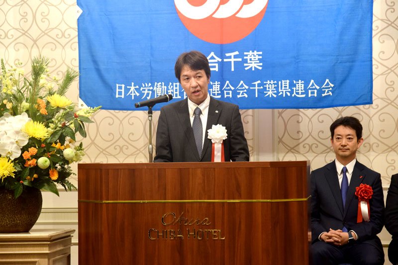 連合千葉の新春の集いであいさつする永富会長＝１１日、千葉市中央区