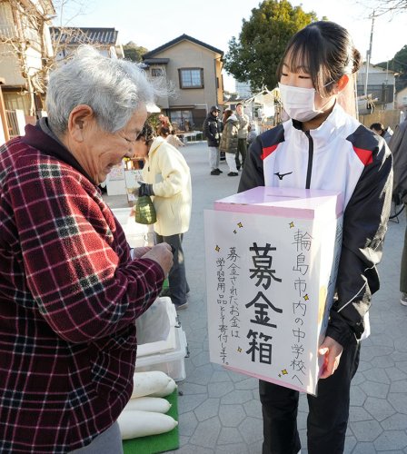 輪島の中学生の力に　勝浦中生が朝市で募金活動　学用品やメッセージ送る