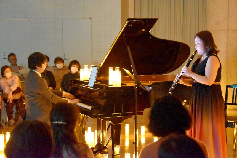 チャリティーコンサートで演奏を披露するピアニストの井後さんとクラリネット奏者の五十嵐さん＝印西市大森
