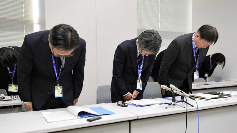 懲戒処分を発表し、謝罪する県教委の担当者＝１７日、千葉県庁