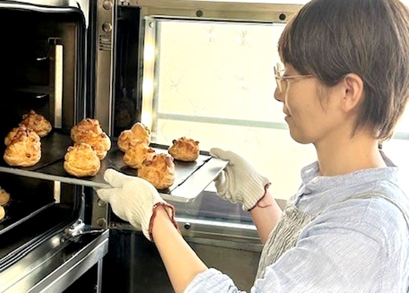シュークリームを焼く斎藤さん