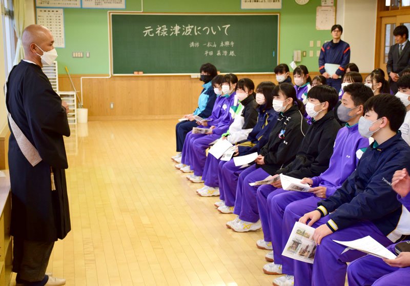 防災部員に元禄津波の被害を伝える本興寺の平田義浩副住職＝長生中