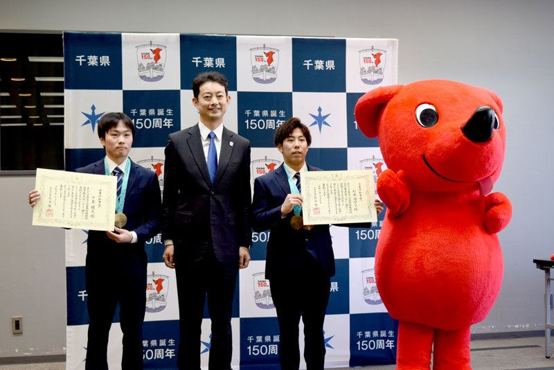 知事賞の表彰式に出席した（左から）千葉選手、熊谷知事、杉本選手＝１７日、県庁