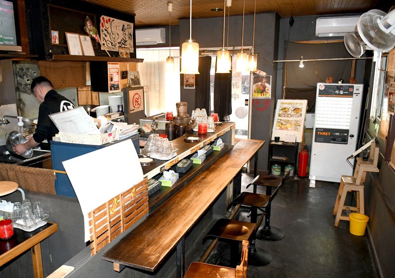 器はみ出るほろほろリブ　豚骨スープと相性抜群　ぽんこつ亭（成田市）【房総ラーメン図鑑】（１０）