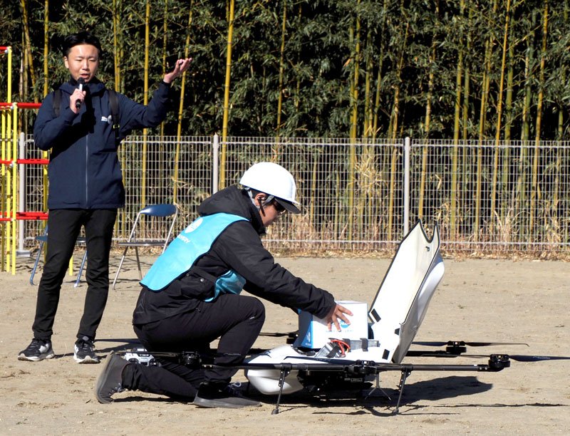 （１）住民へ届ける荷物をドローンに積む
