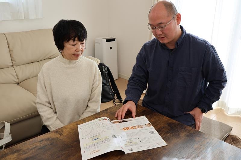 ファミリーホームの現状について説明する山本さん（左）と古川さん＝千葉市中央区
