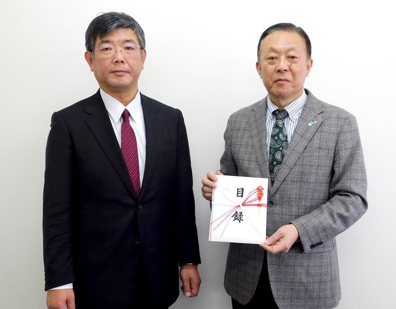 寄付金を託した梶原等会長（右）と鈴木巧副会長