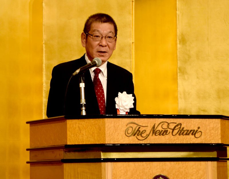 あいさつをする宮本会長＝千葉市美浜区
