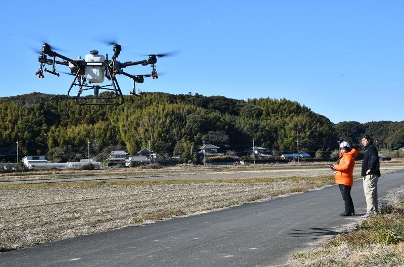 農作業の効率化に向け、実証実験が行われた農業用ドローン＝東庄町
