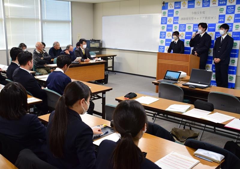 農産加工品のアイデアを提案し、質問に答える高校生（右奥）＝茂原市役所
