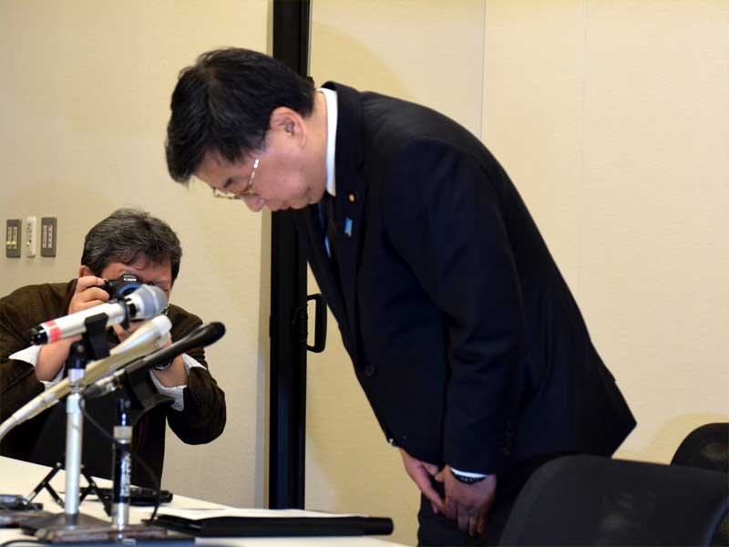 記者会見の冒頭、頭を下げて謝罪する松野氏＝２６日、衆院議員会館