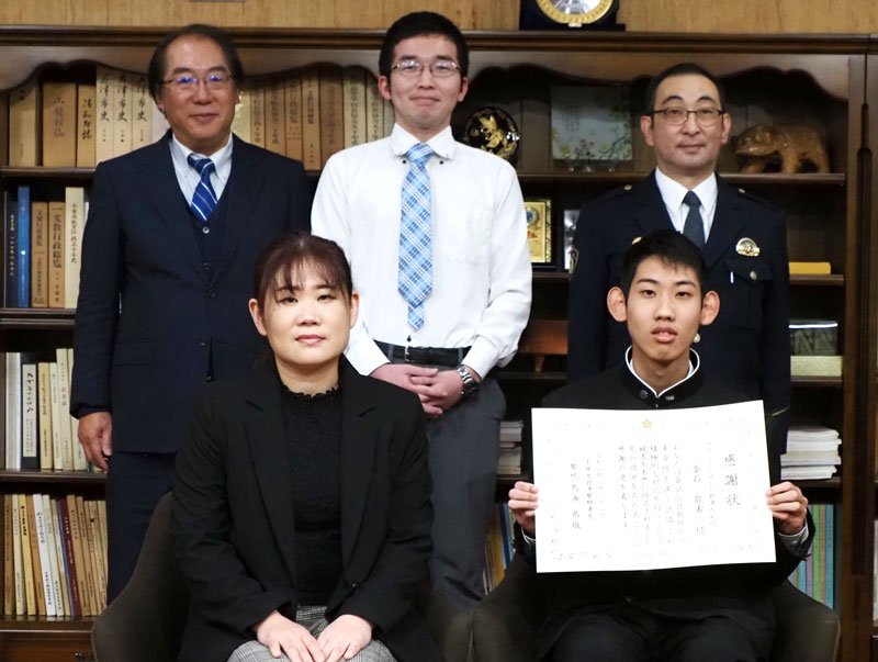 電話de詐欺を未然防止し、感謝状を贈られた釜石さん（前列右）＝君津市